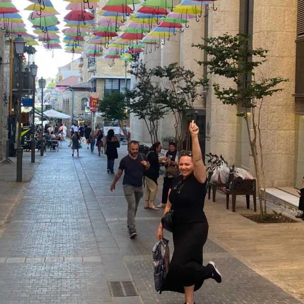 Eliane Sena exibe Jerusalém da sacada do apartamento