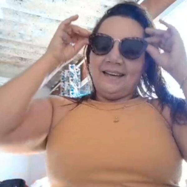 Eliane Sena exibe o seu look deste final de semana no Kwai